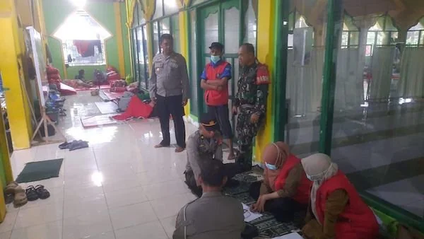 tim siaga bencana saat berada di posko pengungsian Perumnas Antang (Dok:Ist)
