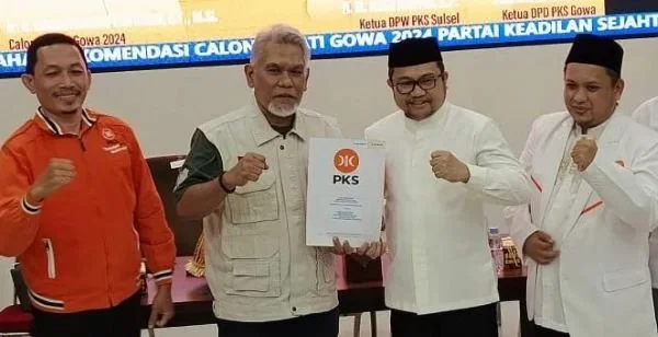 Ketua DPW PKS Sulsel Muhammad Amri Arsyid bersama bakal calon Bupati Gowa Darmawangsyah Muin (tengah) saat proses penyerahan rekomendasi dari PKS (Dok : ist).