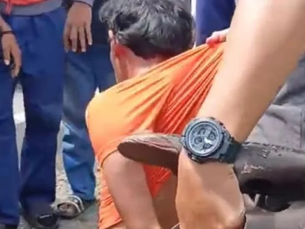 Pelaku ODGJ saat berhasil di lumpuhkan Briptu Ari Indra Jaya (Dok : Ist).
