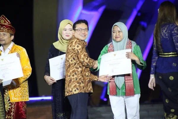 Kepala Badan Penghubung Sulawesi Barat, Gemilang Sukma saat menerima penghargaan (Dok : Ist).