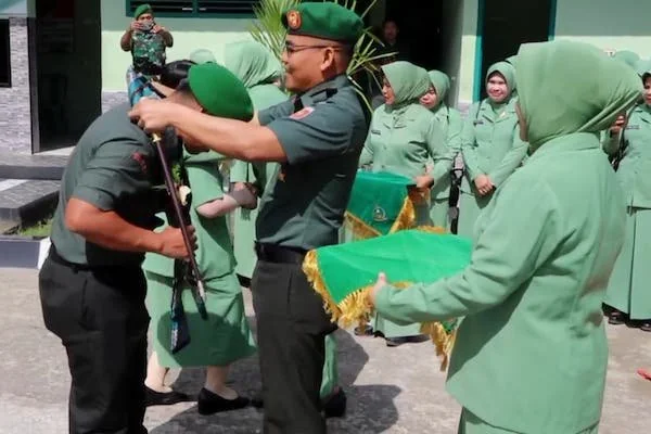 Letkol Inf. Muhammad Aminy bersama Ny. Yuli Muhammad Amin saat menyambut Letkol Inf Abdul Muthalib Tallasa bersama Ny Devy pada kegiatan Serah Terima Jabatan (Sertijab) di Halaman Kantor Kodim 1425 Jeneponto pada Senin (30/6).