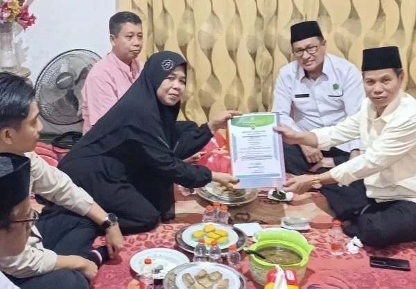 Penyerahan sertifikat bukti badal haji bagi jemaah yang wafat di tanah suci (Dok : Ist).