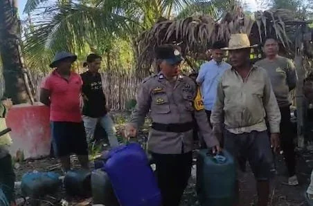 Jajaran Polsek Binamu saat mengamankan ribuan liter Miras Jenis Ballo di Lingkungan Ujung Loe Barat, Kelurahan Biringkassi, Kecamatan Binamu Kabupaten Jeneponto, Sulawesi Selatan.
(Foto : Dok KabarMakassar Ullah).