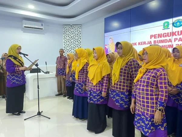 Bunda Pendidikan Anak Usia Dini (PAUD) Kabupaten Sinjai Cut resmiati mengukuhkan (Dok : Ist).