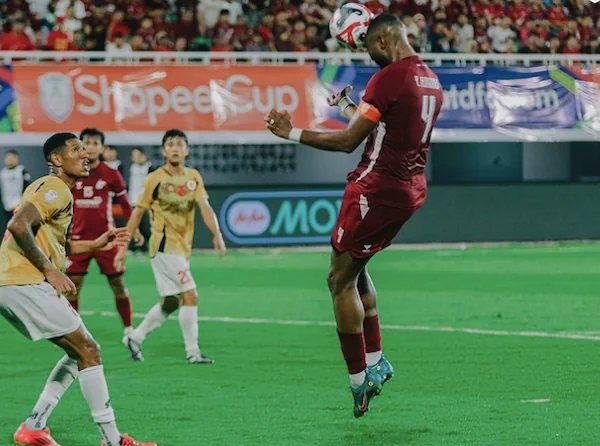 Momen saat pemain PSM Yuran Fernandes mencetak gol ke gawang Cong An Hai Noi lewat sundulan kepala pada menit ke-80 yang bermula dari skema sepak pojok pada laga leg pertama semifinal ASEAN Club Championship 2024-2025 di Stadion Gelora BJ Habibie, Kota Pa