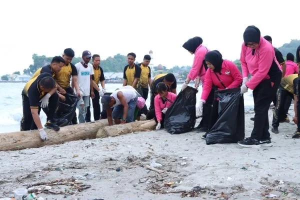 Aksi bersih-bersih pantai yang digelar Polres Majene dan Bhayangkari (Dok : Ist).
