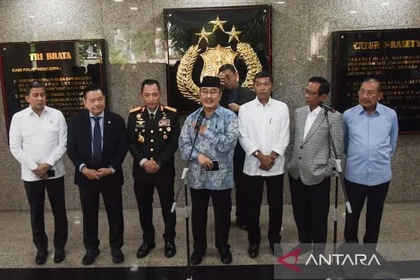 Ketua Komisi Percepatan Reformasi Polri Jimly Asshiddiqie (tengah) didampingi, anggota Otto Hasibuan (kedua kiri), Ahmad Dofiri (kiri), Idham Azis (ketiga kanan), Mahfud MD (kedua kanan), Badrodin Haiti (kanan), dan Kapolri Jenderal Pol Listyo Sigit Prabo