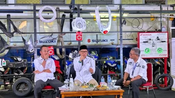 Menko PM Muhaimin Iskandar di SMK Negeri 5 Makassar (tengah) (dok. Syamsi/KabarMakassar)