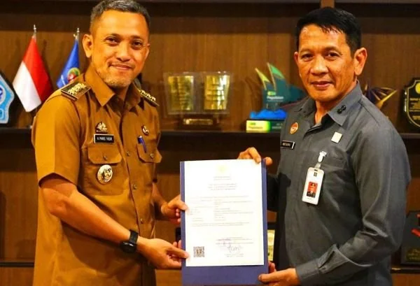 Penyerahan surat pencatatan Kekayaan Intelektual Komunal (KIK) oleh Kepala Kantor Wilayah Kementerian Hukum Sulawesi Selatan, Andi Basmal, kepada Bupati Jeneponto (Dok : Ist).