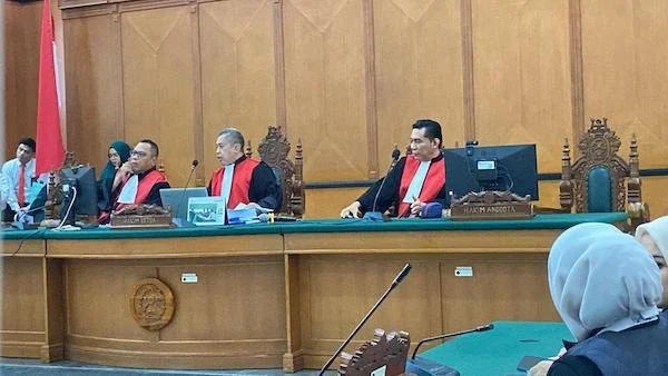 sidang perdana Mira Hayati dan Agus Salim perkara skincare berbahaya di PN Makassar (Dok: Atri KabarMakassar)