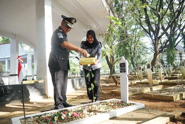 Peringatan Hari Bakti Pemasyarakatan Ke-60 Tahun 2024, Kepala Rutan Kelas I Makassar, Jayadikusumah dan jajaran turut mengikuti upacara tabur bunga di Taman Makam Pahlawan (TMP) Panaikang Makassar, Kamis (25/4). Dok ITS