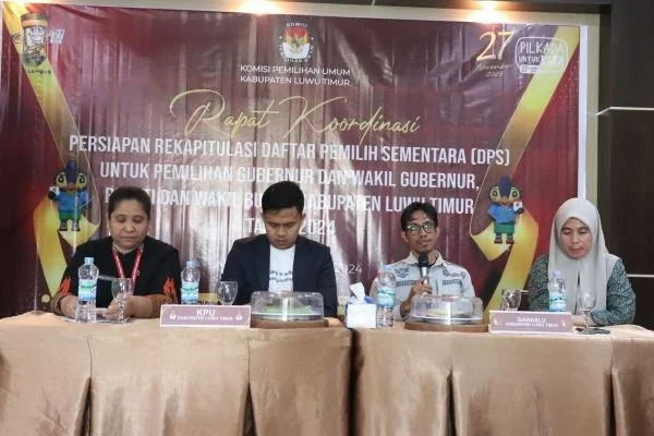 Rapat koordinasi persiapan rekapitulasi Daftar Pemilih Sementara (DPS) yang diselenggarakan KPU Luwu Timur di Wisma Golden Malili (Dok : Ist).