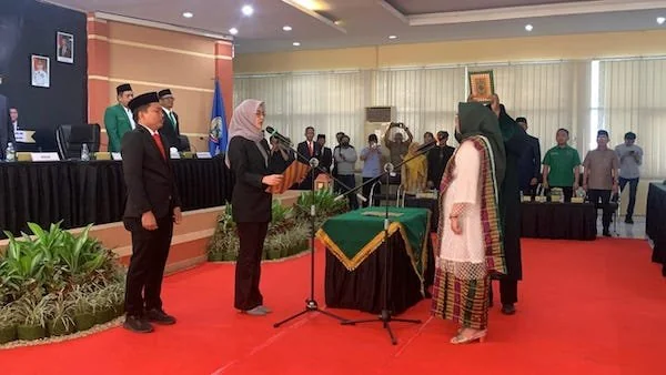Ketua DPRD Sulsel, Andi Rachmatika Dewi melantik Andi Sugiarti Mangun Karim sebagai anggota DPRD Sulsel 2024-2029 (dok. Syamsi/Kabar Makassar)