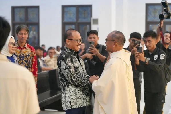 Gubernur Sulbar saat mengunjungi gereja di Mamuju. (dok:ist)