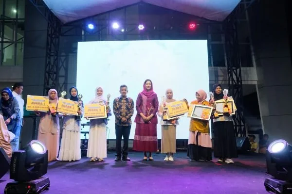 Bupati Bantaeng Muh. Fathul Fauzy Nurdin, didampingi sang Ketua TP. PKK Bantaeng sekaligus Bunda Literasi Kabupaten Bantaeng, Gunya Paramasukhaputri saat menutup acara Library Pop Up Fest 2025. Dok. Ist