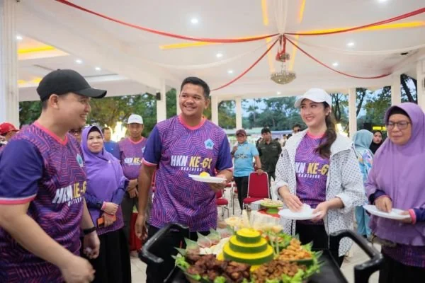 Bupati Bantaeng Muh. Fathul Fauzy Nurdin Wakil Bupati H. Sahabuddin, Sekertaris Daerah H. Abdul Wahab, serta beberapa unsur Forkopimda dan Ketua TP PKK Kabupaten Bantaeng, Gunya Paramasukhaputri, secara simbolis saat melakukan Pelepasan Balon HKN sebagai