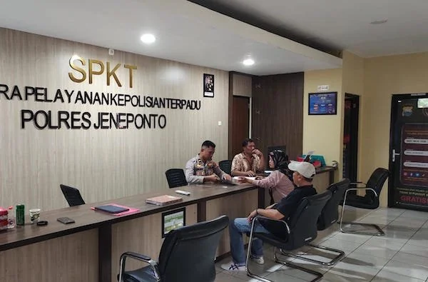 Rukiah saat melaporkan Lurah Balang dan Oknum ASN di Polres Jeneponto. (Foto/ist).