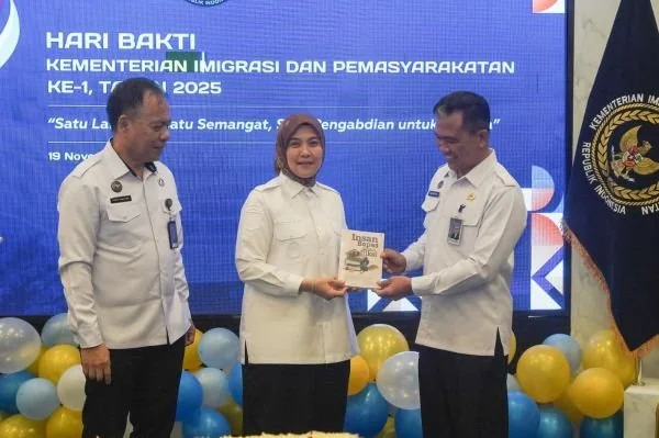 Wakil Wali Kota Makassar, Aliyah Mustika Ilham saat Menerima Buku dari Kemenimipas (Dok: Ist).