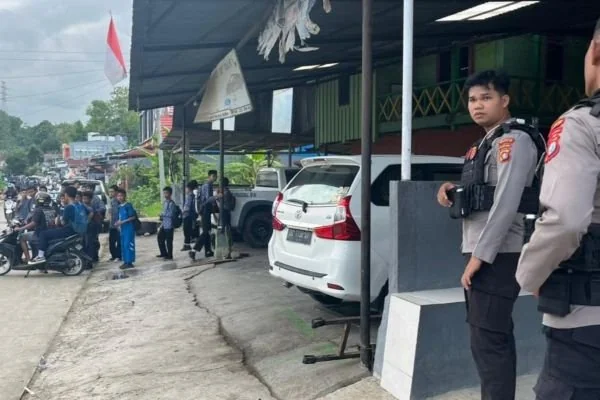 Personel Polresta Mamuju saat patroli memantau situasi sekolah yang terlibat tawuran antar pelajar di Mamuju (Dok : Ist).