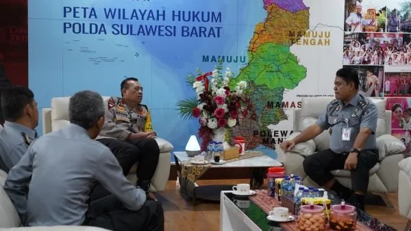 Kapolda Sulbar saat bertemu Kepala Kantor Wilayah Kementerian Hukum dan HAM Sulbar (Dok : Ist).