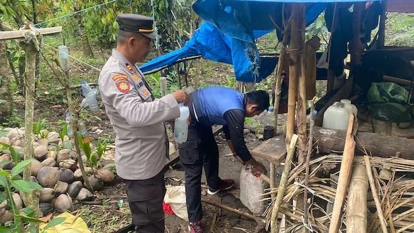 Polsek Tapalang saat melakukan pemusnahan miras (dok:Ist)