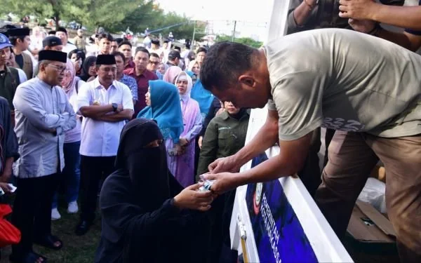 Penjabat (Pj) Gubernur Sulsel, Bahtiar Baharuddin melakukan peninjauan Gerakan Pangan Murah (GPM) di Taman BPJS Center Point of Indonesia (CPI), Minggu (17/3).