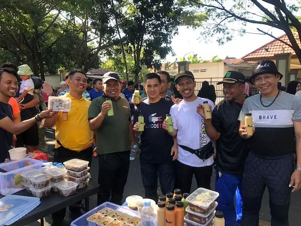 Pj. Bupati Jeneponto, Junaedi Bakri saat membeli barang dagangan yang dijajakkan para pelaku UMKM di Acara CFD. (Foto/ullah).