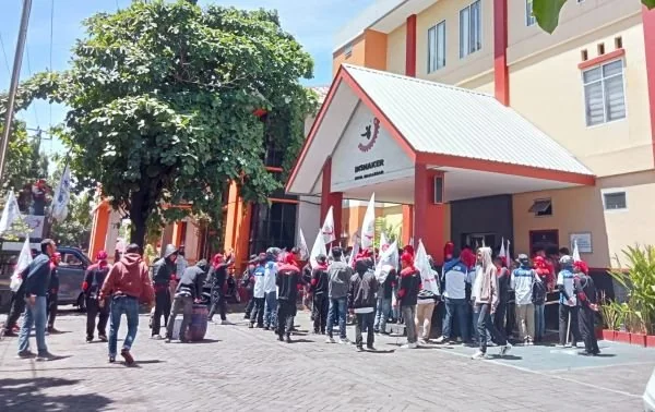 Aksi unjuk rasa Federasi Serikat Pekerja Metal Indonesia (FSPMI) Sulawesi Selatan. Dok. Efra Alya Azizah