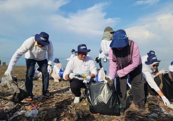 Pembersihan pantai yang dilakukan oleh Telkom lewat program GoZero% (Dok: Ist)