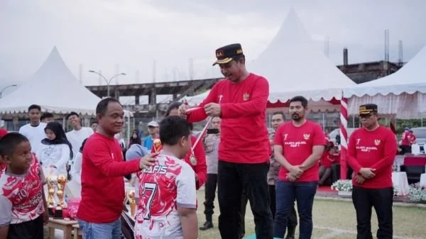 Kepala Kejaksaan Tinggi Sulawesi Selatan, Agus Salim, mengalungkan pemenang Sepak Bola Kajati Sulsel Cup I 2024 di Stadion Andi Hasan Opu To Hatta Kota Malili Kabupaten Luwu Timur, Minggu (19/5).