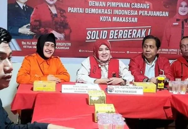 Indira Yusuf Ismail saat mengembalikan formulir pendaftaran bacalon wali kota  di desk Pilkada DPC PDIP Makassar.