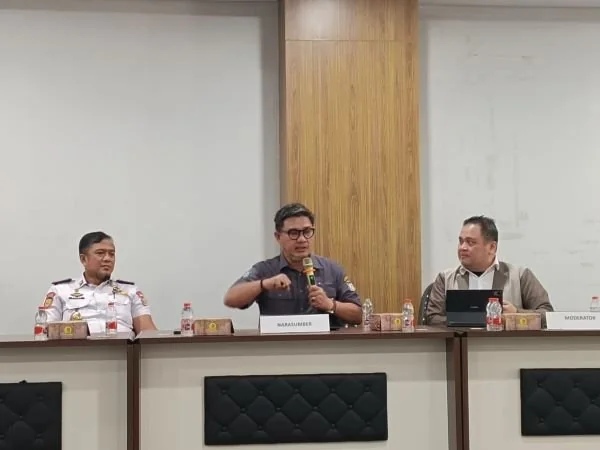 Direktur Utama Perusahaan Daerah (PD) Parkir Makassar Raya, Adi Rasyid Ali (Tengah), (Dok: Sinta KabarMakassar).
