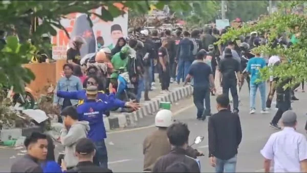 tangkapan layar video kericuhan diluar area debat pilgub 2024 (Dok:Ist)