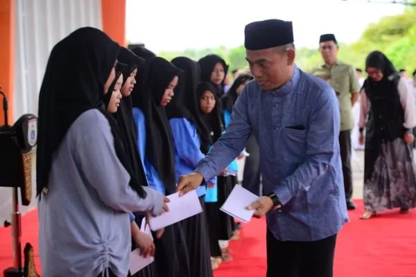 Ketua KONI Sulbar Samsul Samad membagikan santunan kepada anak yatim. (Dok: Ist)
