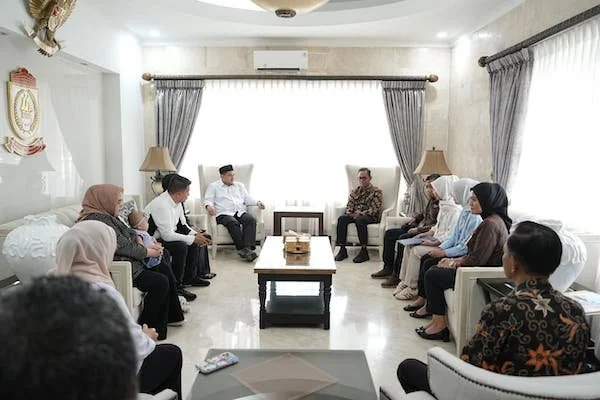 Suasana Penyerahan Santunan kepada Keluarga Almarhum Asisten I Kota Makassar Andi Muhammad Yasir (Dok: Ist).