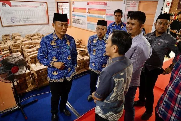 Pj Gubernur Sulsel, Prof Zudan Arif Fakrulloh saat meninjau langsung kesiapan logistik pilkada (Dok: Ist)