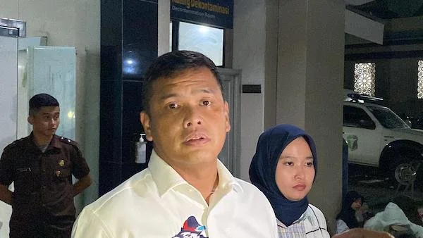 Kapolres Gowa, AKBP Reonald Simanjuntak saat membawa Annar ke rumah sakit (Dok: Atri KabarMakassar)