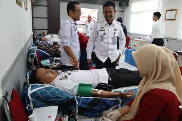 Pegawai lapas Bulukumba saat melakukan donor darah (Dok : Ist).