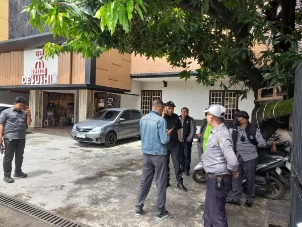Tim Reaksi Cepat (TRC) Perumda Parkir Makassar menindaklanjuti aduan masyarakat terkait keberadaan juru parkir (jukir) liar di sekitar tempat usaha De’Sushi dan Cobek Cobek (Dok: Ist)