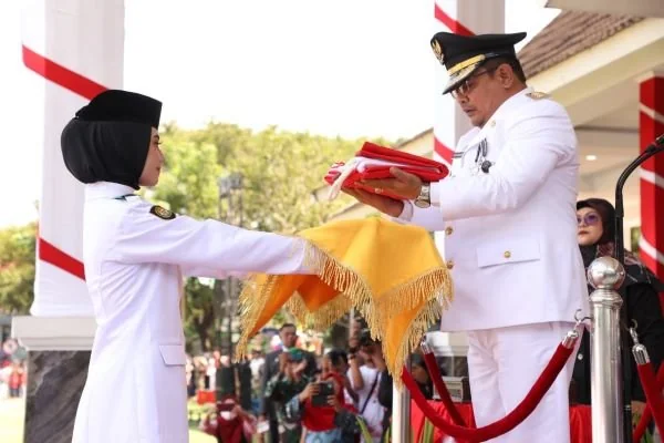 Pj Bupati Bantaeng, Andi Abubakar saat upacara pengibaran bendera merah putih (Dok : Ist).