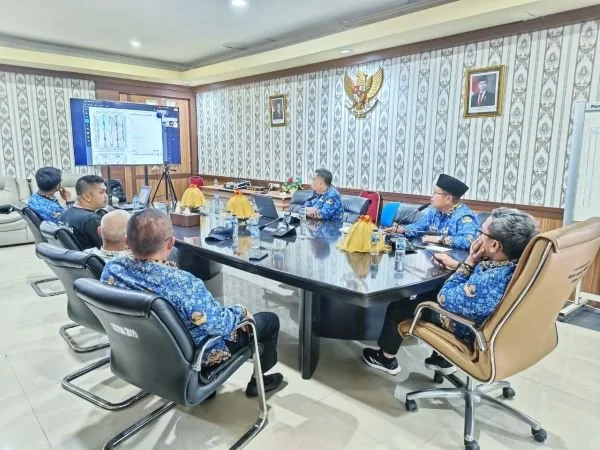 Bupati Jeneponto, H. Paris Yasir bersama Pj. Sekda, Maskur saat menggelar rapat Zoom Meeting Perencanaan Teknis Pembangunan Pasar Modern. (Dok; Ist)