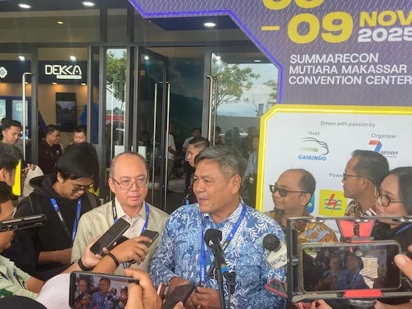 Dirjen ILMATE Kementerian Perindustrian Republik Indonesia, Setia Diarta, Ketua Umum GAIKINDO, Putu Juli Ardika dan Ketua Harian sekaligus Ketua Penyelenggara Pameran dan Konferensi GAIKINDO, Anton Kumonty di GIIAS Makassar 2025 (Dok: Nofi KabarMakassar)