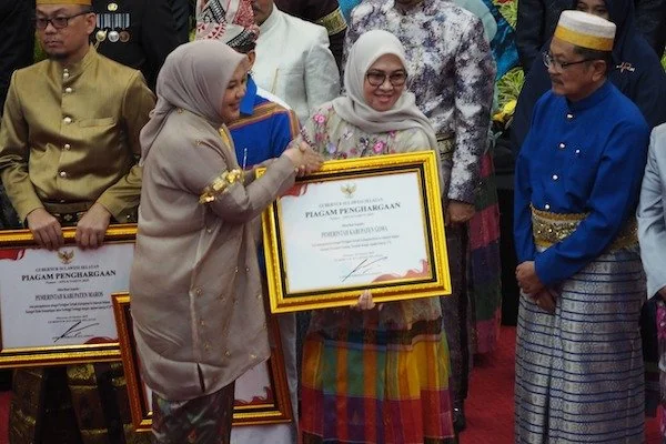 Bupati Gowa, Sitti Husniah Talenrang, saat Menerima Penghargaan (Dok: Ist).