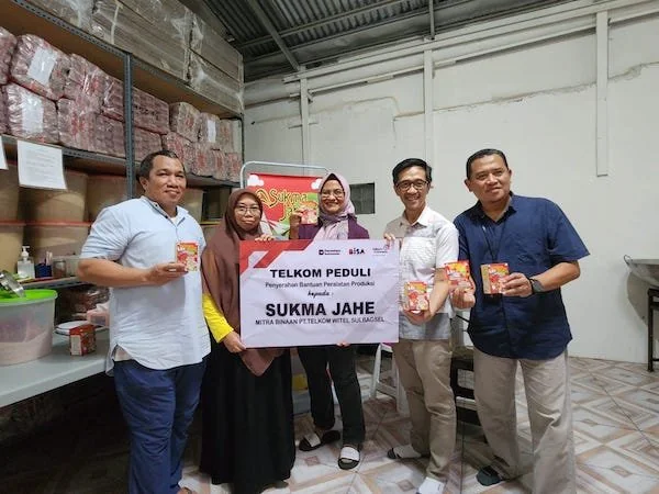 Direktur Utama PT Telkom, Dian Siswarini dukung pelaku UMKM di Makassar naik level dengan menyerahkan alat produksi ke UMKM Sukma Jahe Makassar (Dok: Ist)