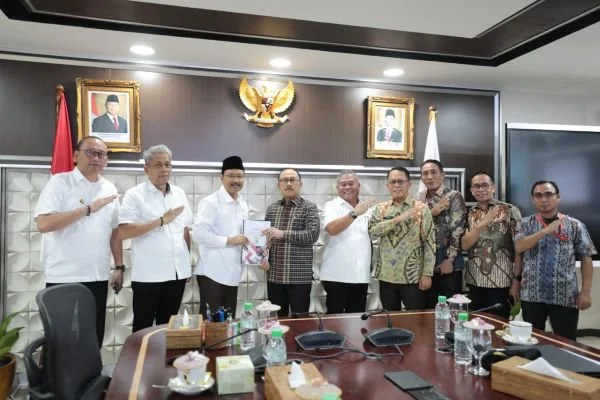 Gubernur Sulbar Suhardi Duka saat bertemu Menteri Sosial RI H. Saifullah Yusuf (Dok : Ist).