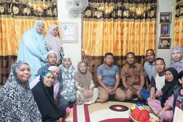 Gubernur Sulawesi Selatan, Andi Sudirman Sulaiman mengunjungi kediaman almarhum Muhammad Akbar Basri atau Abay (Dok : Ist).