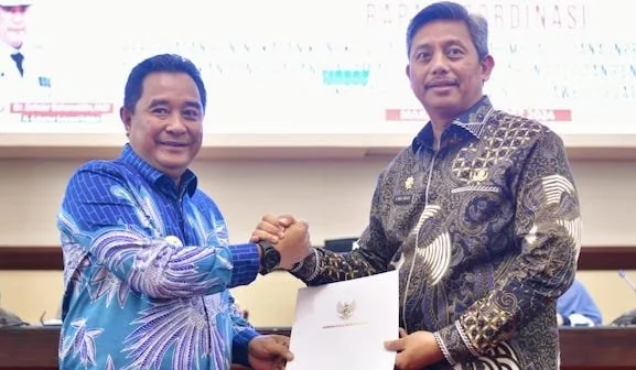 Penyerahan SK Pj Sekda Sulsel kepada Andi Muhammad Arsjad oleh Pj Gubernur Sulsel, Bahtiar Baharuddin, Jumat, (15/3).