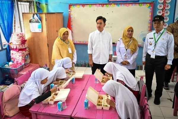 Wapres RI, Gibran Rakabuming Raka dan Pj Gubernur Sulsel, Prof Zudan Arif Fakrulloh pada uji coba MBG di Maros (Dok: Ist).