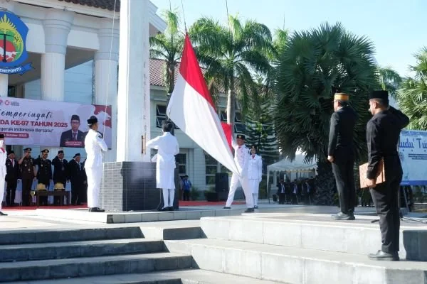 Bupati Jeneponto, Paris Yasir saat memimpin upacara Hari Sumpah Pemuda di Halaman Kantor Bupati Jeneponto. Dok. Nasrullah Patha