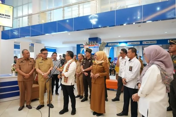 Sekprov Sulsel, Jufri Rahman dan Menpan RB, Abdullah Azwar Anas saat kunjungan kerja (Dok: Ist).